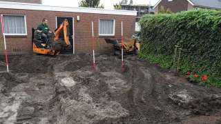 uitgraven achtertuin in Loon op Zand Kaatsheuvel, afvoeren zwarte grond en leveren puingranulaat voor ondergrond bestrating, aftrillen gebroken puin in Tilburg Breda Oisterwijk Eindhoven Veldhoven Moergestel